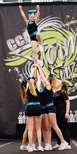 Bild des Cheerleading-Teams 'Angels Delight' in Aktion bei einem Wettkampf.