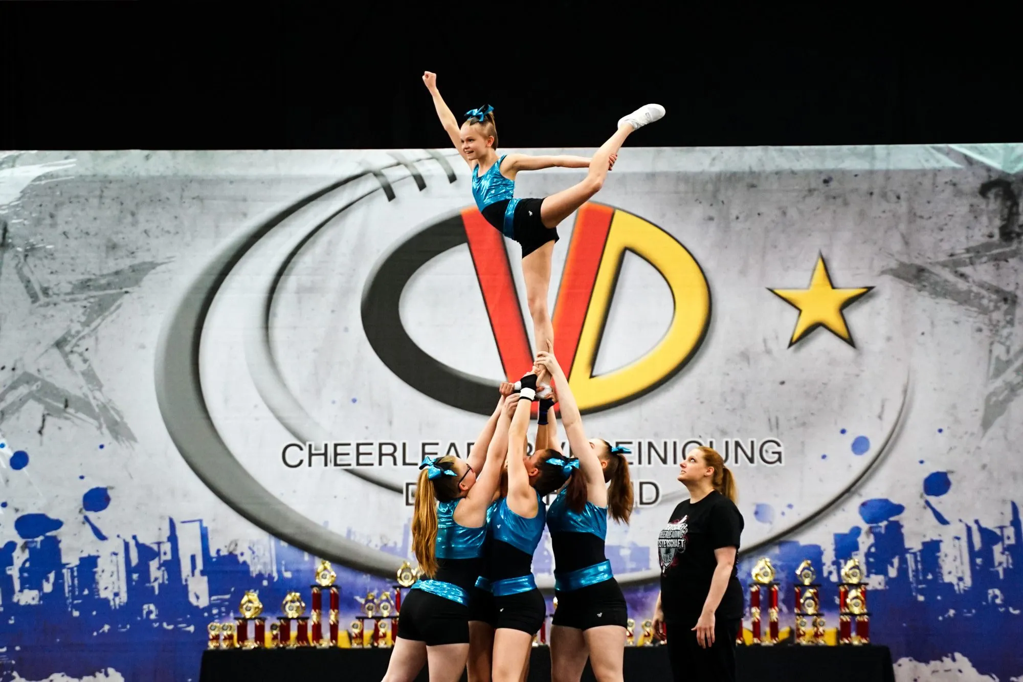 Foto einer Gruppe Cheerleaderinnen während eines Meisterschaftsauftrittes