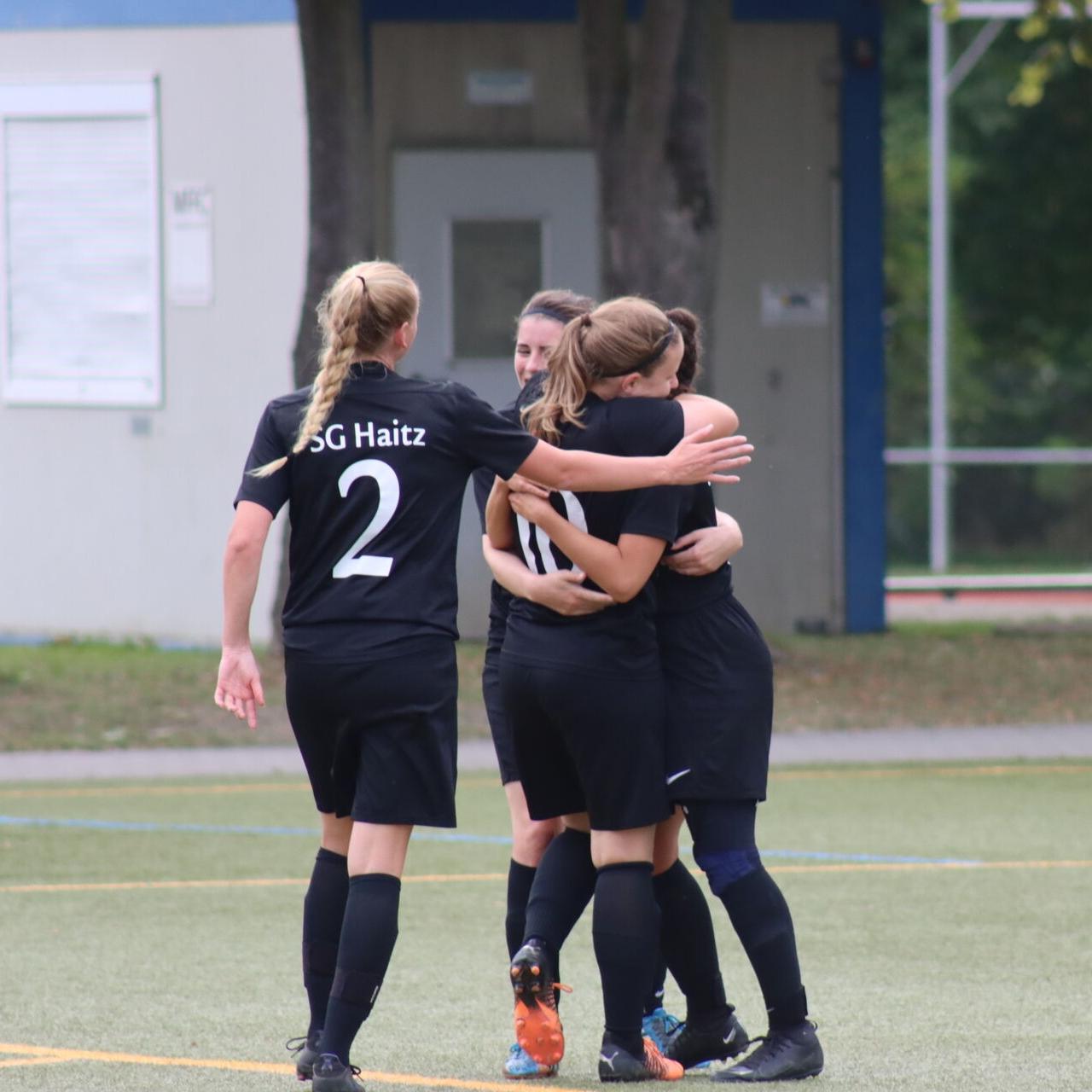 Spielerinnen des Frauenteams auf dem Spielfeld
