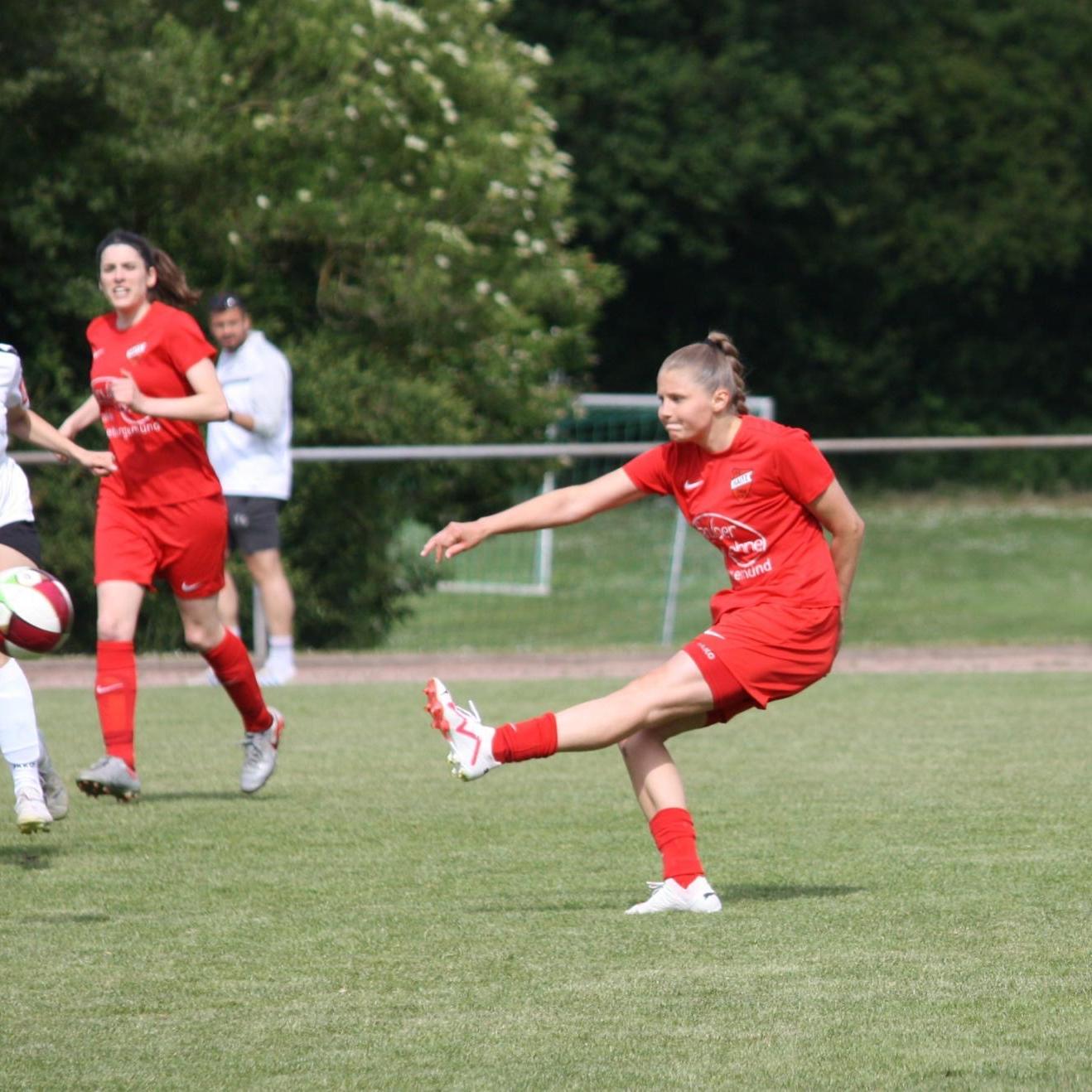 Spielerin des Frauenteams beim Torschuss