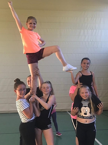 Bild des Cheerleading-Teams 'Angels Delight' beim Training.