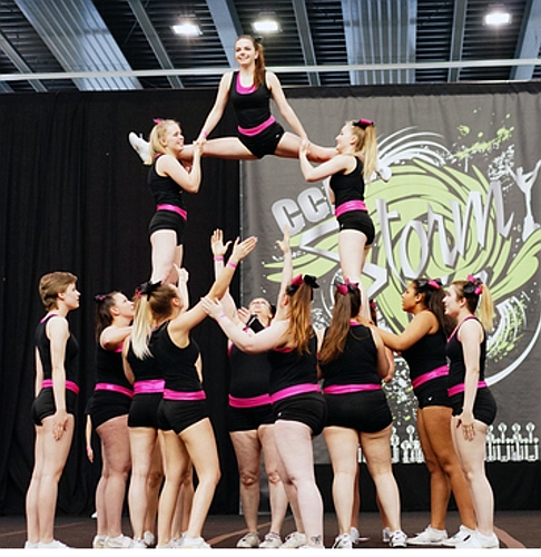 Bild des Cheerleading-Teams 'Pink Passion' in Aktion bei einem Turnier.